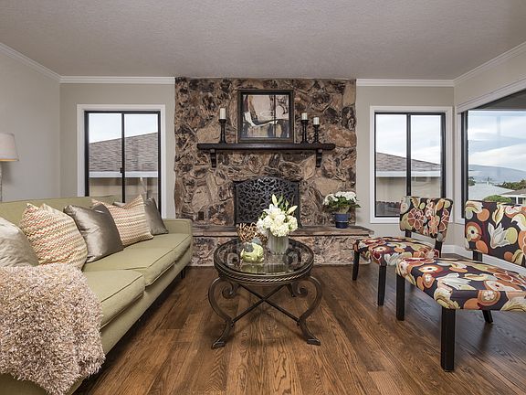 3rd image of 121 Sherwood Way