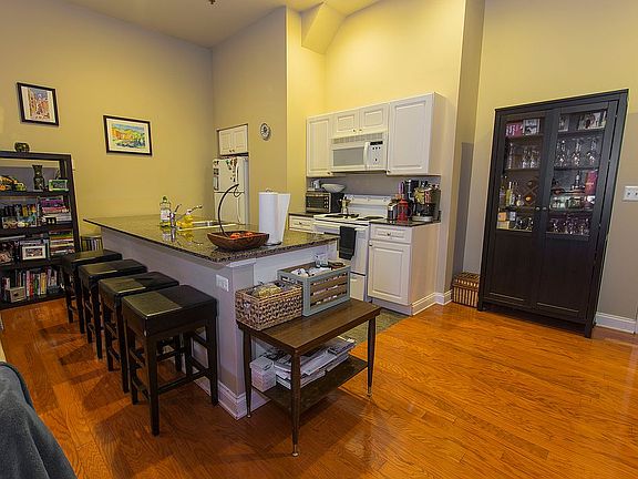 5th image of 1001-13 Chestnut St #705W