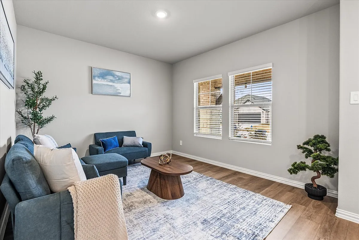 4 bed, 3100 sqft, $4,000 — Photo 2