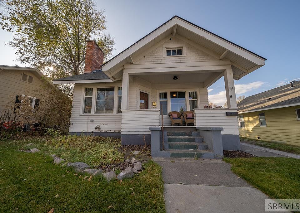 1st image of 220 4th St