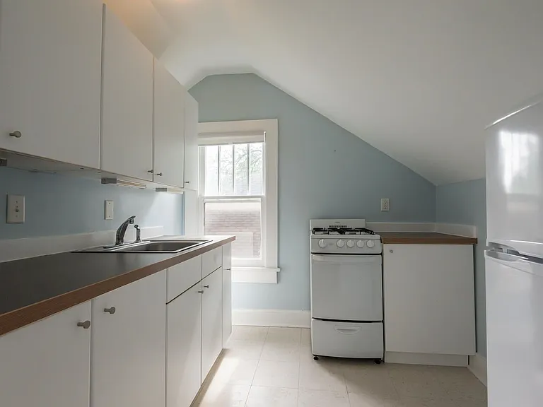 517 W Howe St — Photo 3