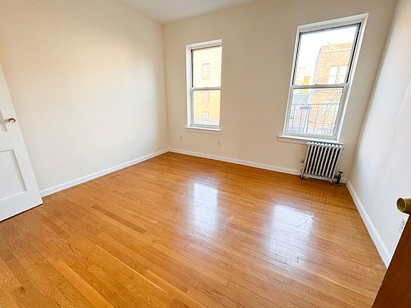 2nd image of 2722 23rd St APT 3F