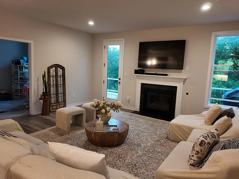 148 Kennedy Dr — Photo 4