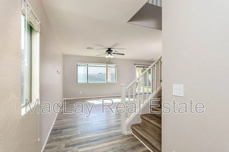 3 bed, 2.5 bath, 1499 sqft, $1,900 — Photo 4