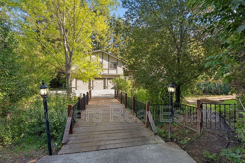 4 bed, 3.0 bath, 3781 sqft, $7,995 — Photo 3
