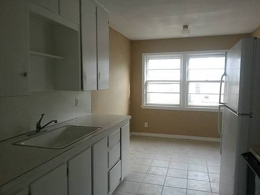 2nd image of 907 W Towanda Ave