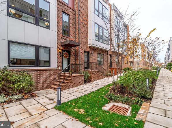 447 Nottoway Wk, Alexandria, VA 22304