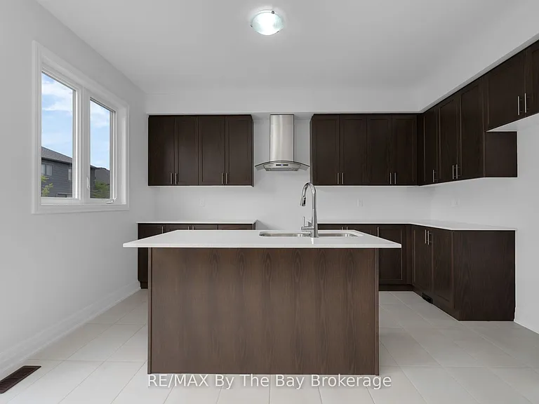 48 Del Ray Cres — Photo 7