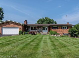 333 Hurondale Dr, White Lake, MI