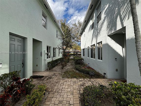 2nd image of 3021 Laurel Ridge Cir