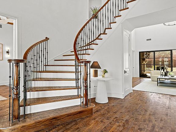 3rd image of 2614 Queen Elizabeth Blvd
