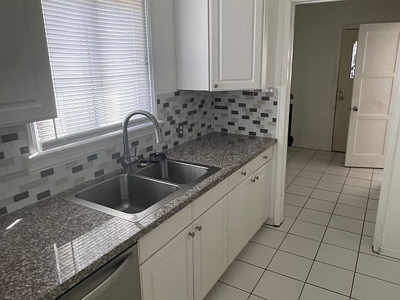 2nd image of 10033 S Manhattan Pl