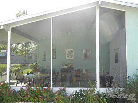LARGE SCREENED LANAI