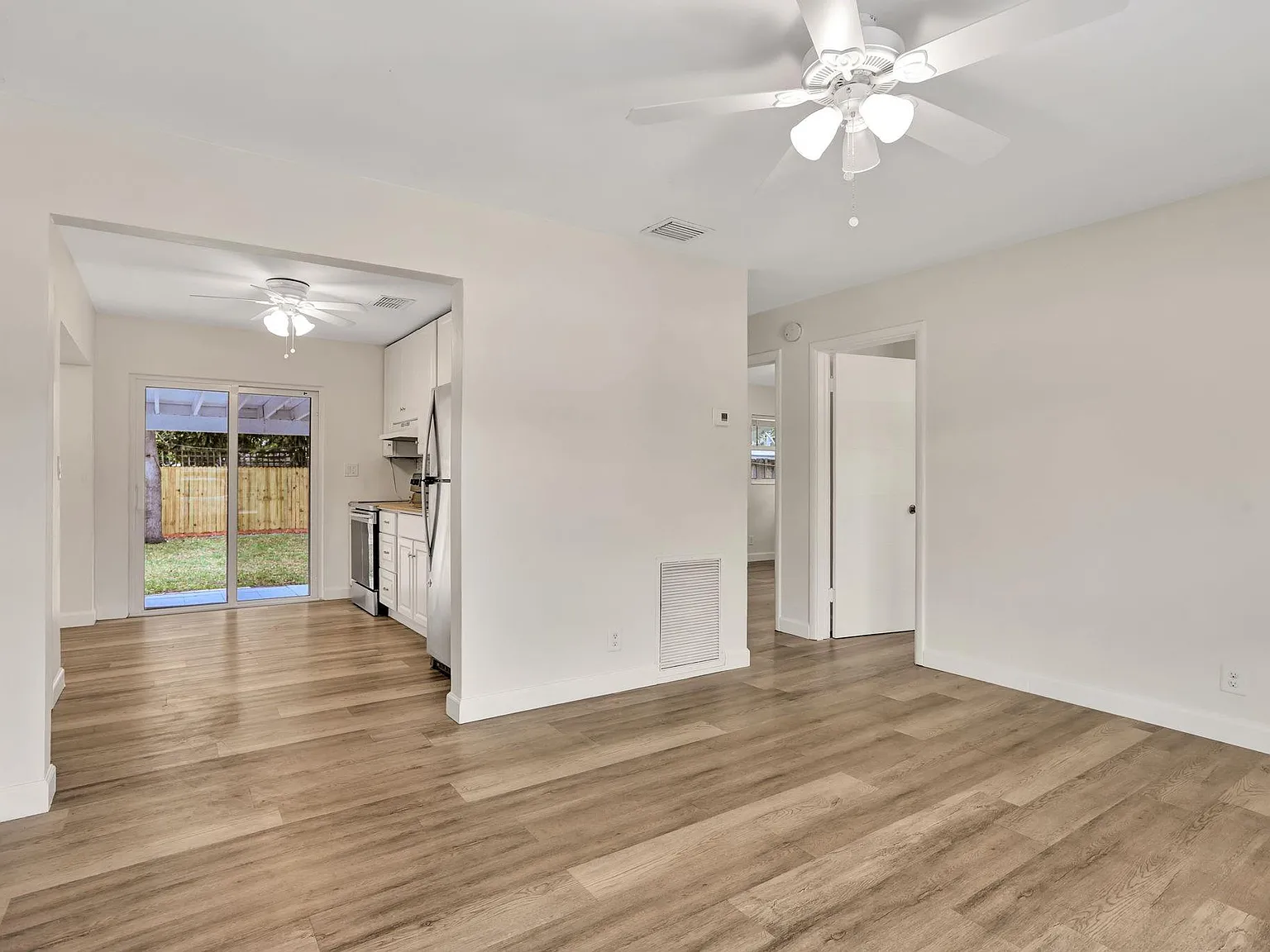 2 bed, 1.0 bath, 1002 sqft, $2,450 — Photo 4