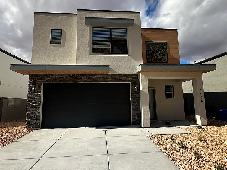 1558 S Staircase Way — Photo 1
