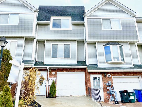 2nd image of 33 Westport Ln