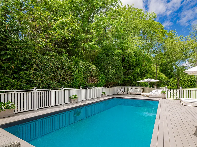 331 Meadows W — Photo 2