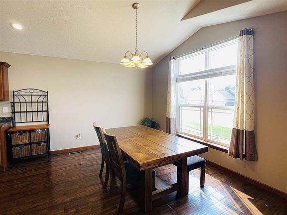 5th image of 115 Hampton Cir