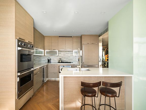 5th image of 400 W 12th St APT 9B