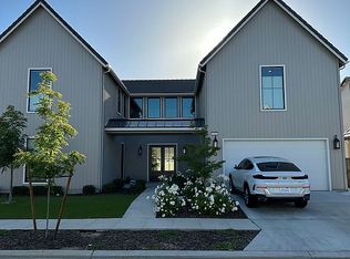 2046 N Preuss Ave, Clovis, CA 93619