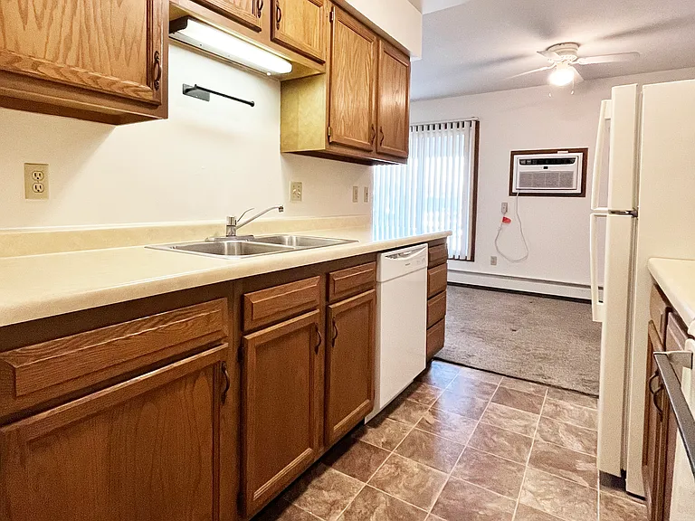 1604 Roe Crest Dr #8 — Photo 6