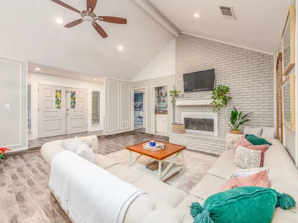 2704 Winding Oaks Dr, Arlington, TX 76016