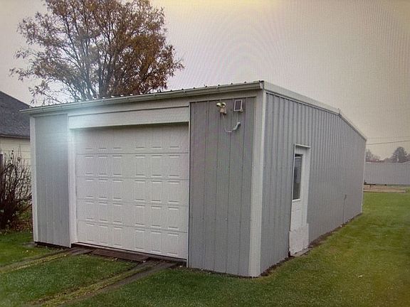 3rd image of 709 Railroad St
