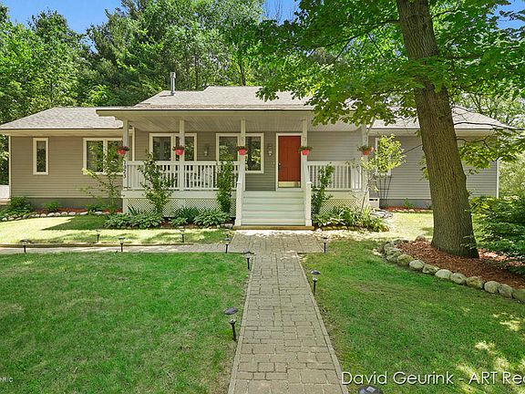 2nd image of 1923 Sassafras Ln
