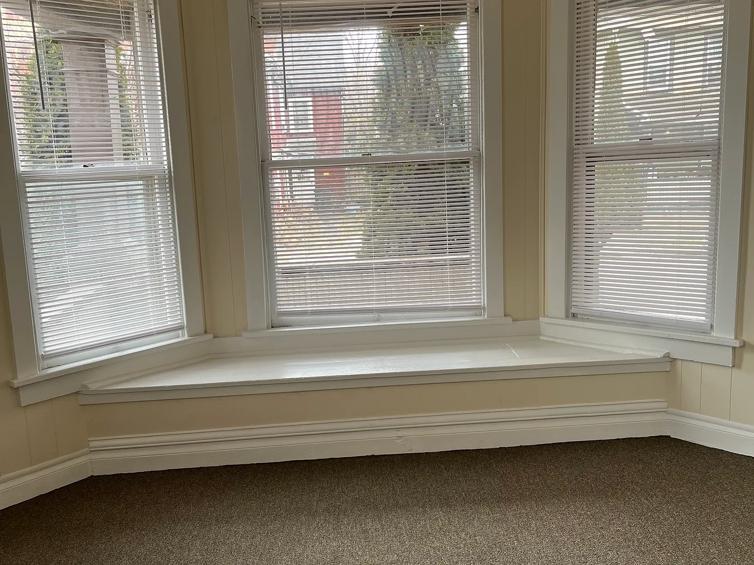 3 bed, 985 sqft, $900 — Photo 2