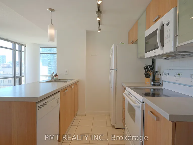 38 Grenville St #1607 — Photo 6