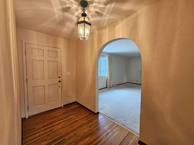 250 E Graves Ave — Photo 3
