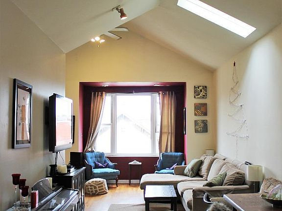 4th image of 2039 W Superior St APT 3