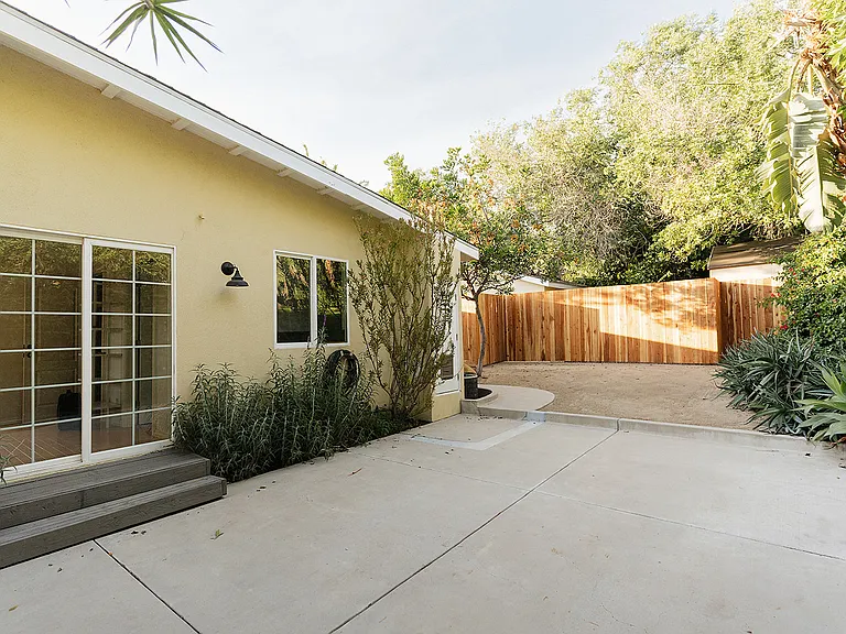 2841 Los Feliz Dr — Photo 20