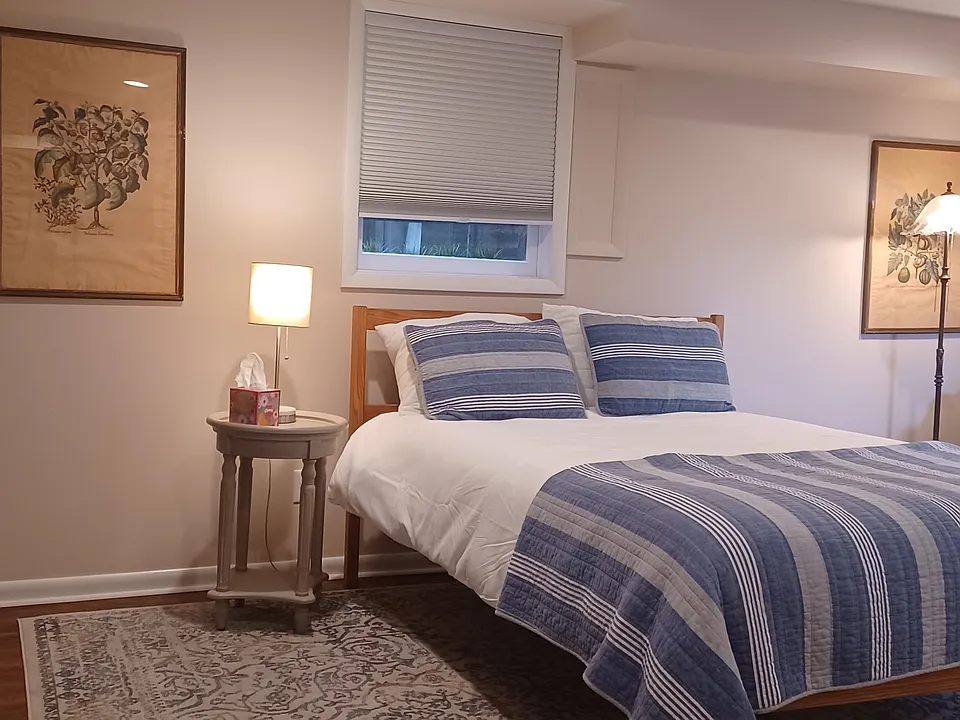 Comfy queen bed. Blackout shades on the windows