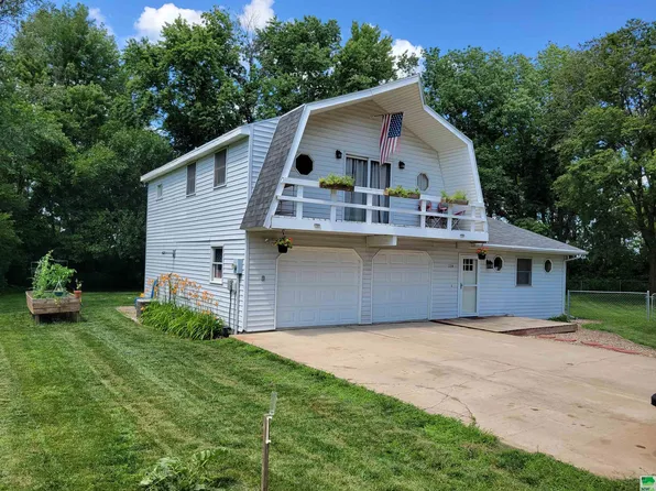 724 Ballard Ct, Vermillion, SD 57069