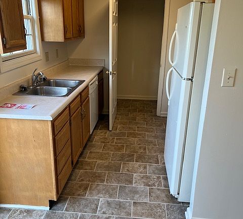 KITCHEN WITH WASHER / DRYER HOOKUPS