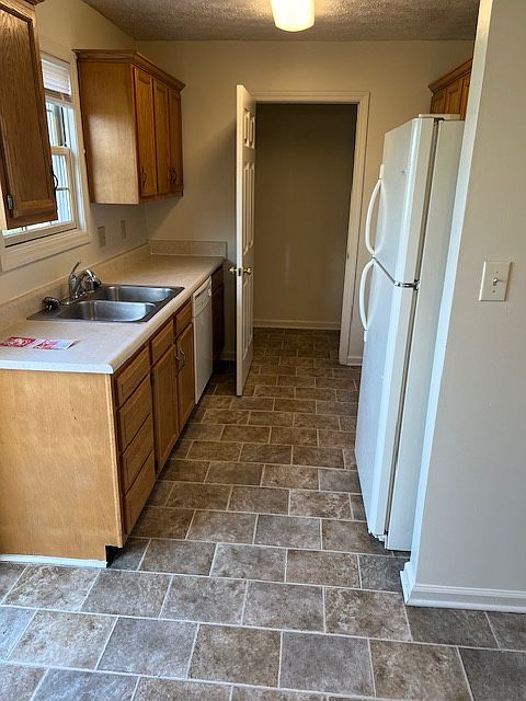 KITCHEN WITH WASHER / DRYER HOOKUPS