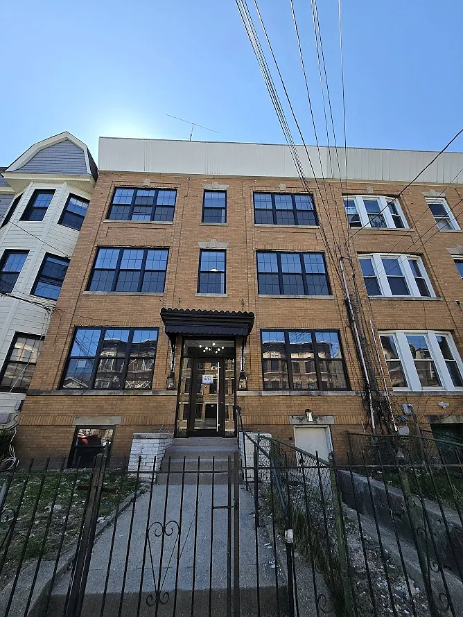 3 bed, $2,500 — Photo 1