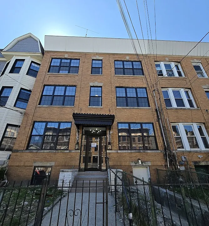 81 Bostwick Ave #3R1