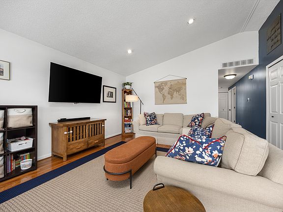 4th image of 23360 Pilgrim Ave