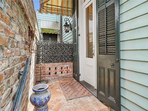 3rd image of 1034 Dauphine St