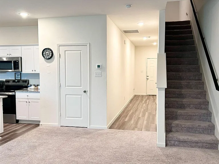 506 Valley View Dr — Photo 3