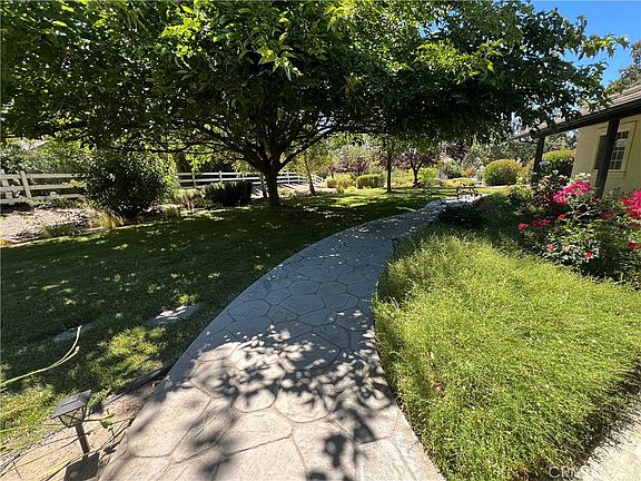 3rd image of 915 Santa Rita Rd