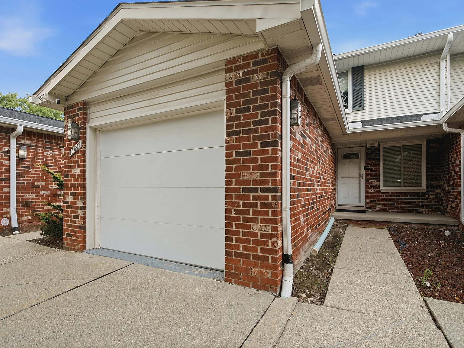 2 bed, 1.5 bath, 2186 sqft, $1,950 — Photo 1