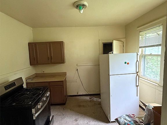 4th image of 593 Kitchener St