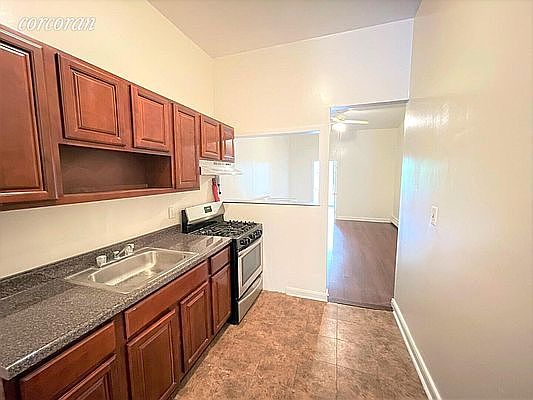 5th image of 818 Macon St APT 1L