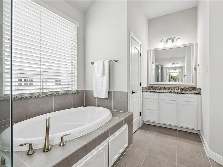 1704 Oak Leaf Pass Dr — Photo 28