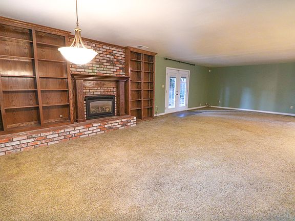 5th image of 1821 S Royal Oaks Dr