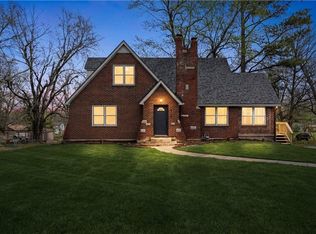 915 S Trail Ridge Dr, Independence, MO 64050