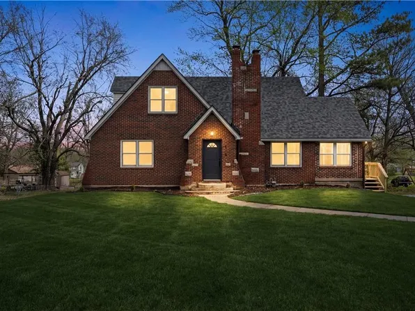 915 S Trail Ridge Dr, Independence, MO 64050